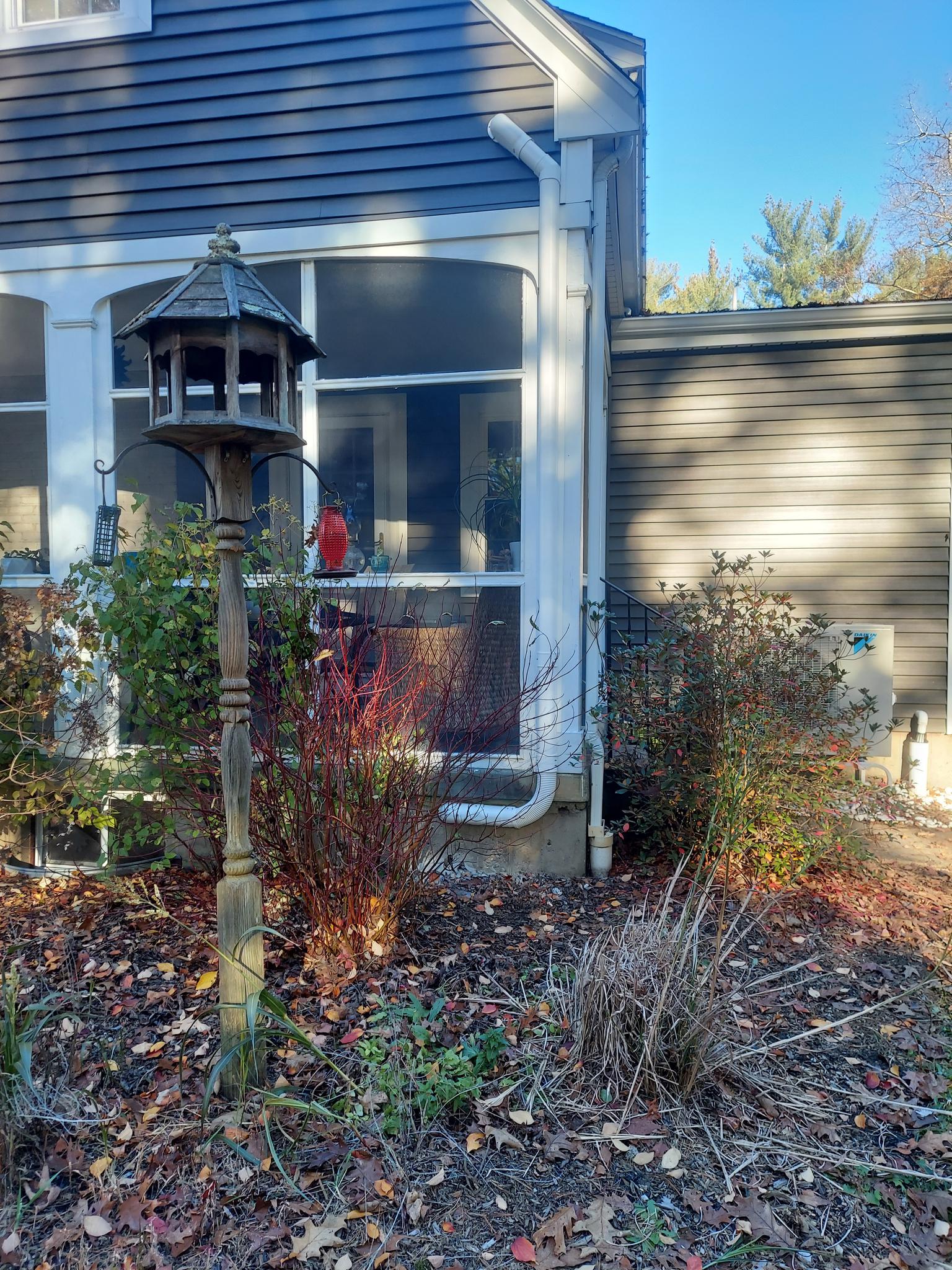 Concerned about the exterior line hide standing out to much on your siding? We do everything we can to run our line sets so they remain discreate and unnoticeable as possible.