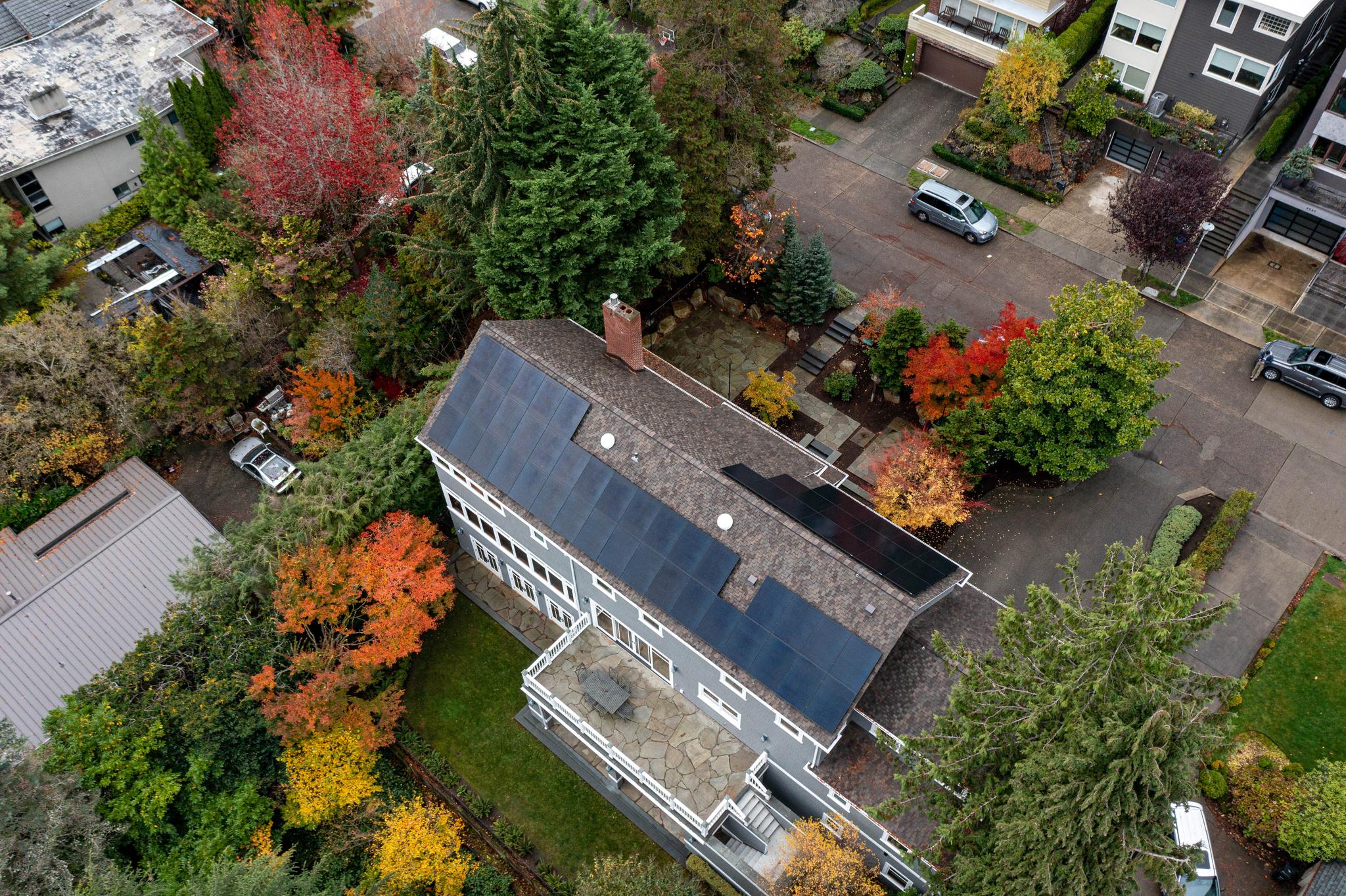 Large Seattle Residential Solar Panel Installation on Comp. Shingle Roof.